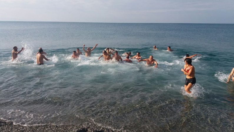 I tuffi nel mare calabrese per celebrare
l’arrivo del nuovo anno: le immagini della festa