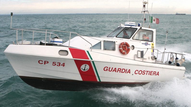 Mare mosso e motore in avaria nel CrotoneseSalvati dalla guardia costiera due diportisti
