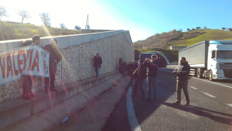 Manifestazione dei lavoratori della Provincia di Vibo In occasione della visita in Calabria del Premier Renzi