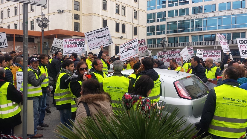 Foto della protesta al “Marrelli Hospital”