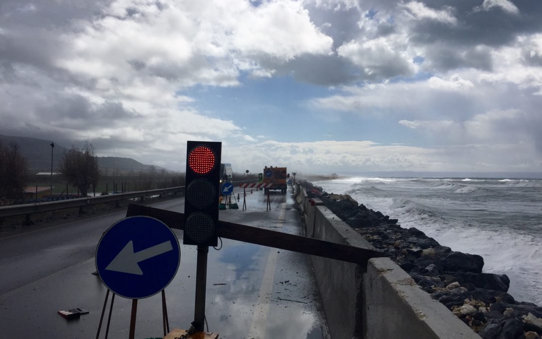 Chiusa la statale 18 in via precauzionale per le condizioni del mare