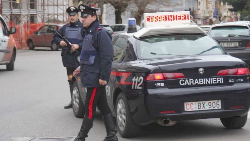 «Portami i soldi o ti sotterro sotto un piede d’ulivo»  Tre arresti dei carabinieri per estorsione a Lamezia Terme