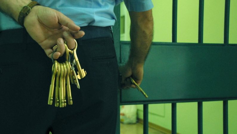 Telefoni cellulari per i detenuti del carcere di CosenzaNuovo scandalo nelle celle: sequestrati 4 apparecchi 