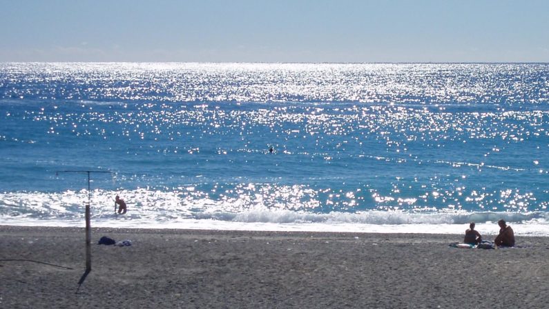 «Violentata in riva al mare prima di Capodanno»
La denuncia di una ragazzina: giallo nella Locride