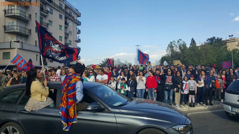 Premiazione e festa in grande a Crotone per la serie ADopo la gara con l'Entella, squadra sul bus aperto