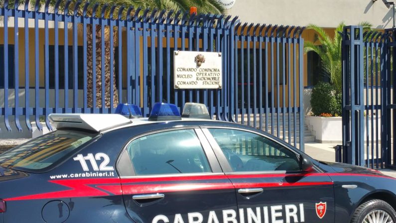 Pregiudicati rapinano autotrasportatore: due arresti