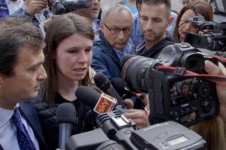 Omicidio Fortuna, familiari bambina si scagliano contro i mezzi della polizia. E i pm chiedono il processo per Caputo