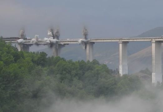 L'Anas demolisce con l'esplosivo il viadotto Italia