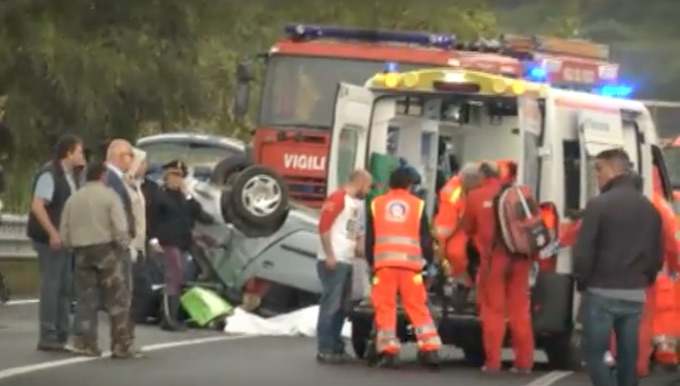 Un morto e due feriti in un incidente stradale in provincia di Cosenza