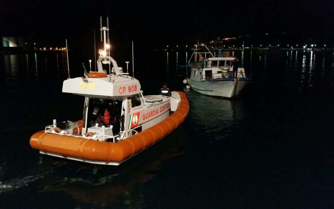 Peschereggio alla deriva recuperato dalla Capitaneria di Porto di Vibo Valentia