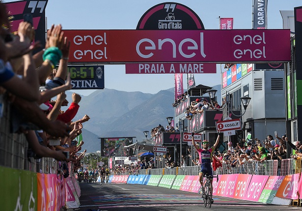 La festa del Giro d’Italia riparte da Catanzaro  Alla partenza l’entusiasmo di ciclisti e spettatori