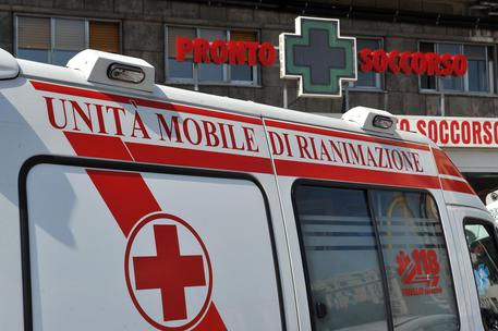 Festa di paese nel salernitano, venditore ambulante muore in diretta