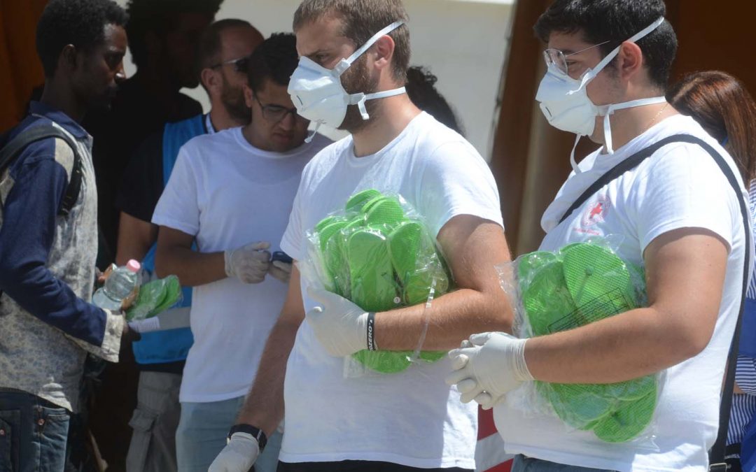 FOTO – Le immagini del nuovo sbarco di migranti  arrivati al porto di Reggio Calabria