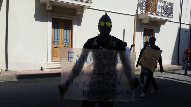 FOTO - Immigrato ucciso a San Ferdinando, esplode la rabbiaCorteo e proteste con centinaia di persone