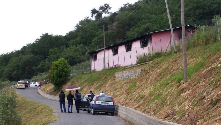 Incendio distrugge un’azienda nel Cosentino  All’interno scoperto un cadavere carbonizzato