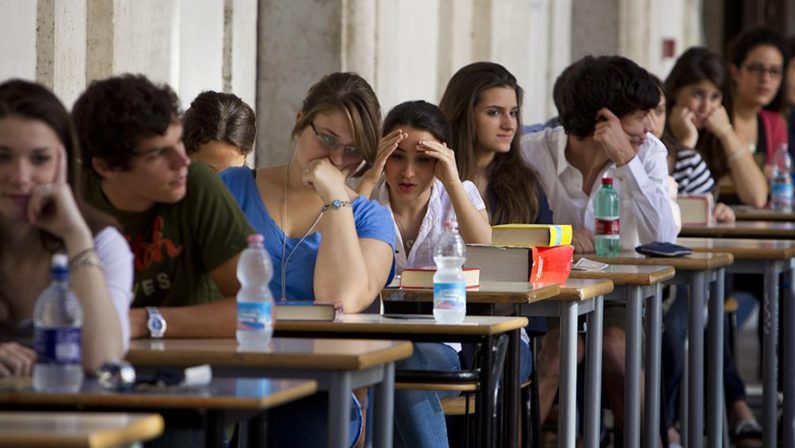 Al via gli esami di maturità: tra le tracce Umberto EcoSpazio anche al Pil e al rapporto tra padre e figlio