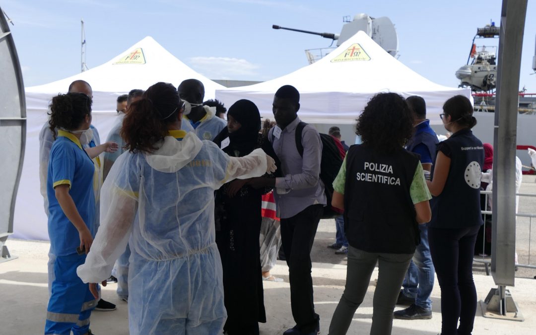 FOTO – Circa 700 migranti sbarcati al porto di Crotone