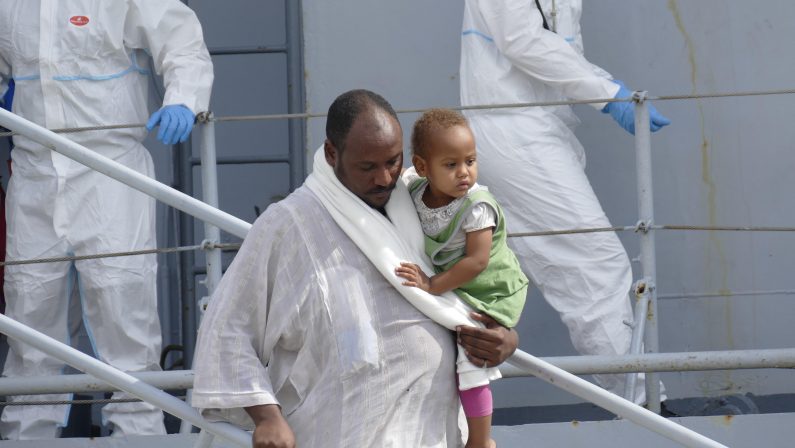 Quasi settecento migranti sbarcati questa mattina al porto di Crotone