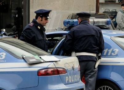 Rubano in un negozio a Crotone, arrestatiI due sono stati bloccati fuori dalla polizia