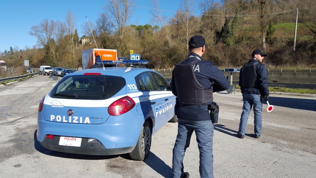 Spedizione punitiva in pieno centro a CrotoneArresti della polizia: movente per una lite di vicinato