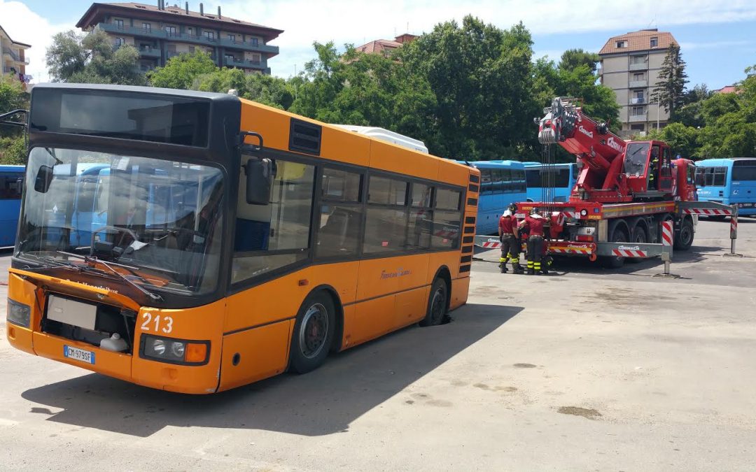 Voragine sulla strada, sprofonda un autobus a Vibo Valentia