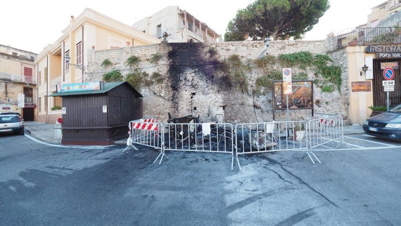 Incendiato e distrutto chiosco per le bibiteIntimidazione in pieno centro a Tropea, indagini 