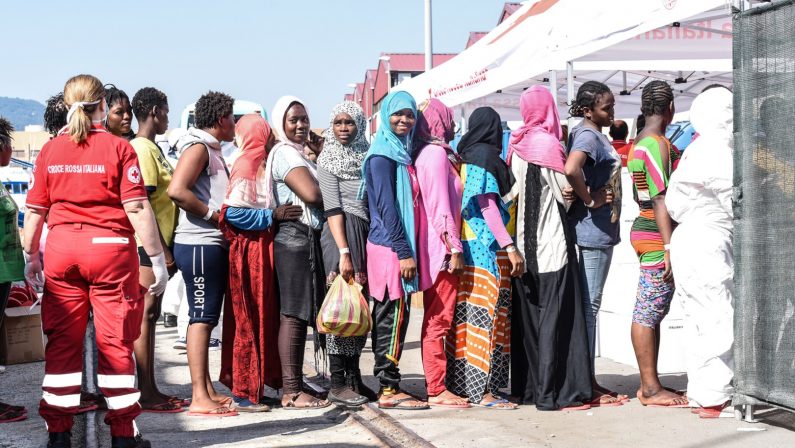 Emergenza senza fine, soccorsi migliaia di migrantiSbarchi a Reggio e Vibo, barcone giunto nel Crotonese  