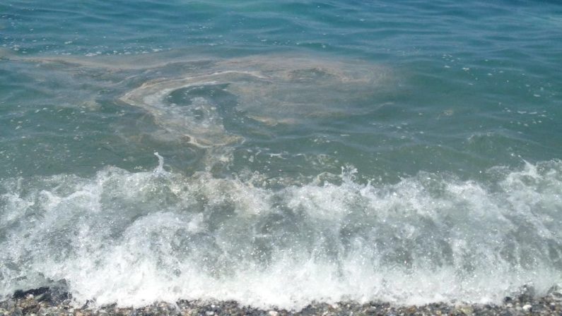 Mare sporco e stazione di Rosarno occupata, protesta finita: ci sarà un incontro con la Regione