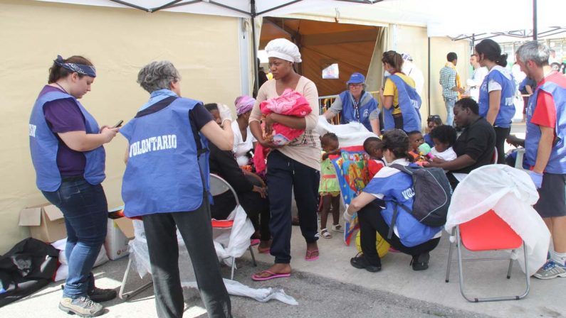 FOTO - Oltre 500 migranti arrivati oggi al porto di reggio Calabria