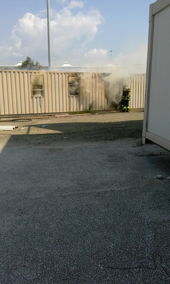 FOTO - Incendio al container della Protezione civile con materiale da destinato ai terremotati