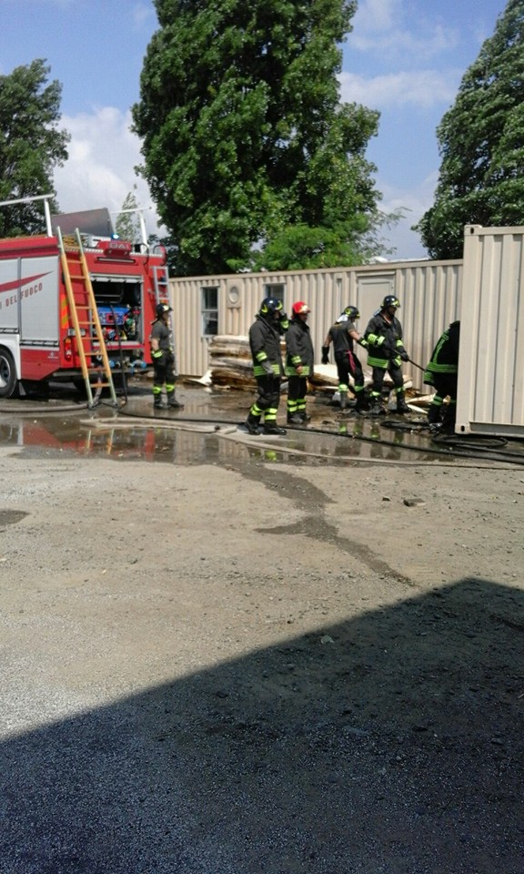 In fiamme container della Protezione Civile con materiale da destinare ai terremotati