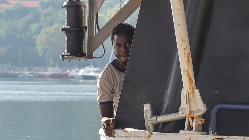 FOTO - Nuovo sbarco di migranti a Vibo MarinaGiunte oltre 400 persone tra cui molti minori