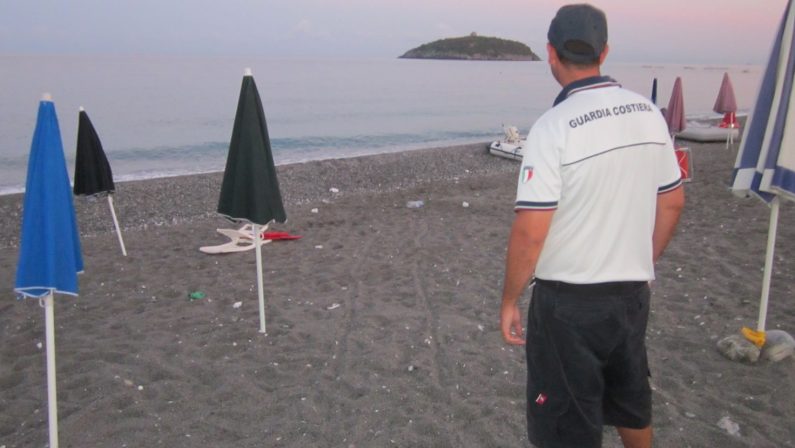 Ombrelloni e sdraio lasciati sulla spiaggia liberaMaxi sequestro della Guardia costiera a Diamante