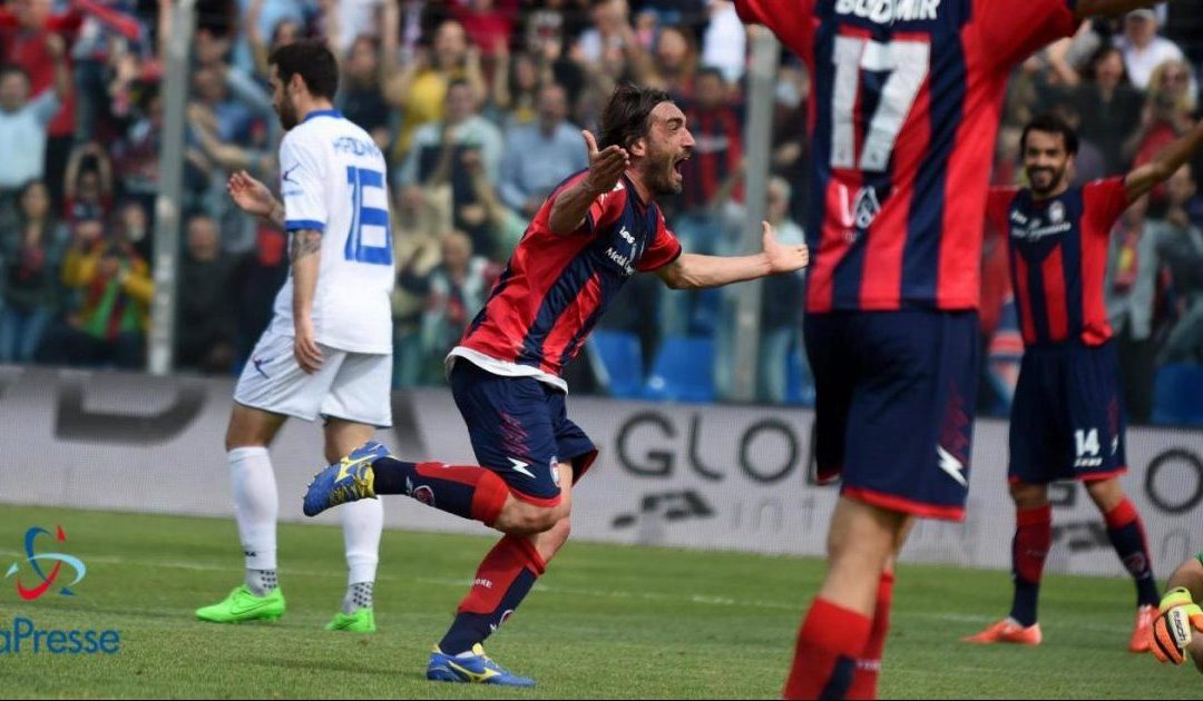 Modesto esulta con la maglia del Crotone nella passata stagione