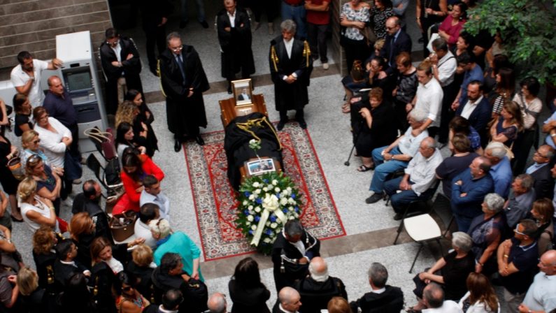 Rabbia e dolore ai funerali dell'avvocato uccisoA Lamezia i colleghi criticano l'assenza dello Stato