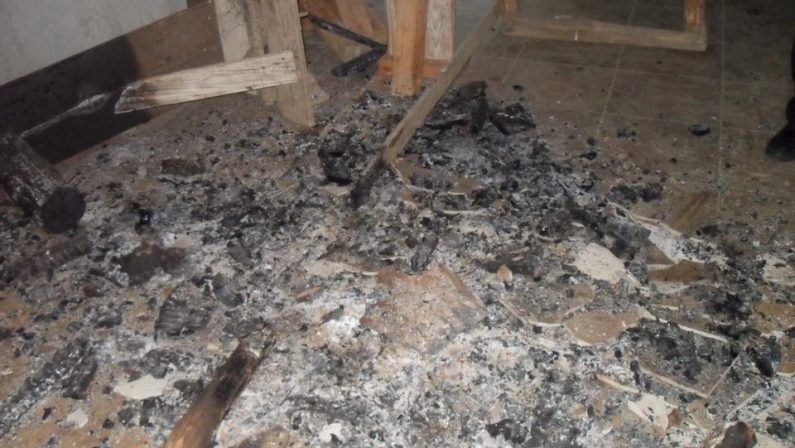 Incendiato un altro rifugio nel Vibonese, il sindaco«Si tratta di vigliacchi, balordi e prepotenti»