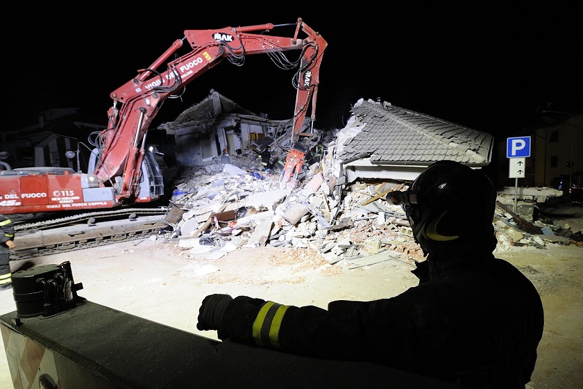 Operazioni di scavo tra le macerie di Amatrice