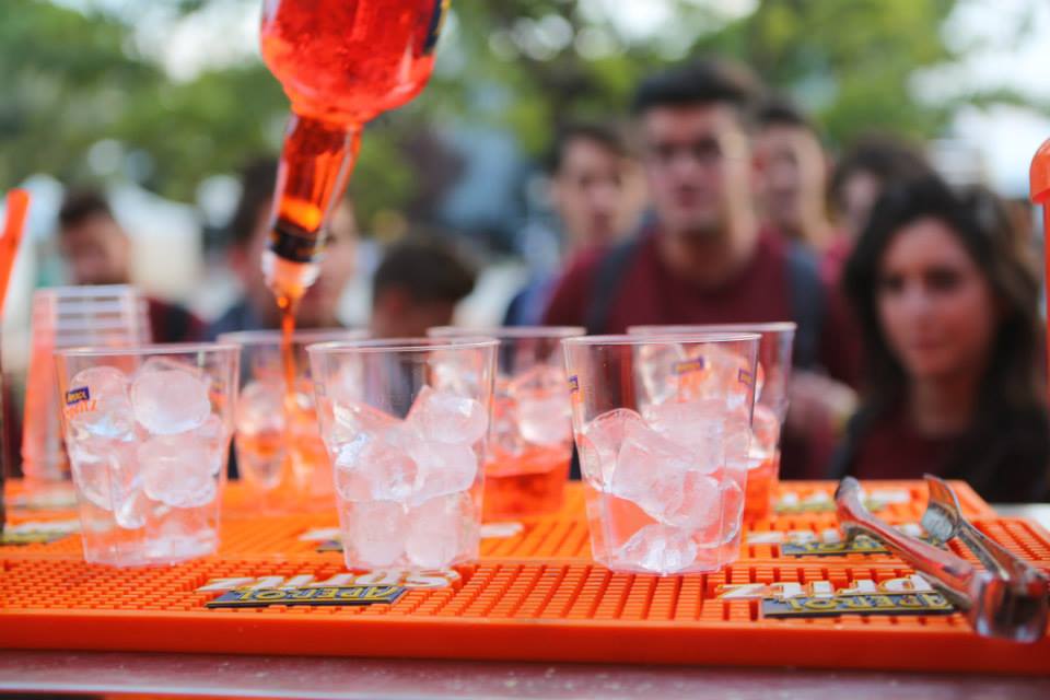 L’arancio di Aperol Spritz colora Soverato  arriva la freschezza del tour con happy hour