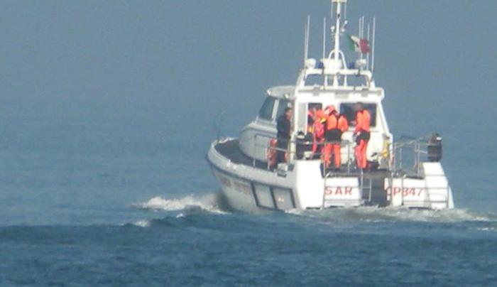 Lo sbarco dei migranti in barca a vela nel CrotoneseGiunte trentadue persone: anche donne e minori