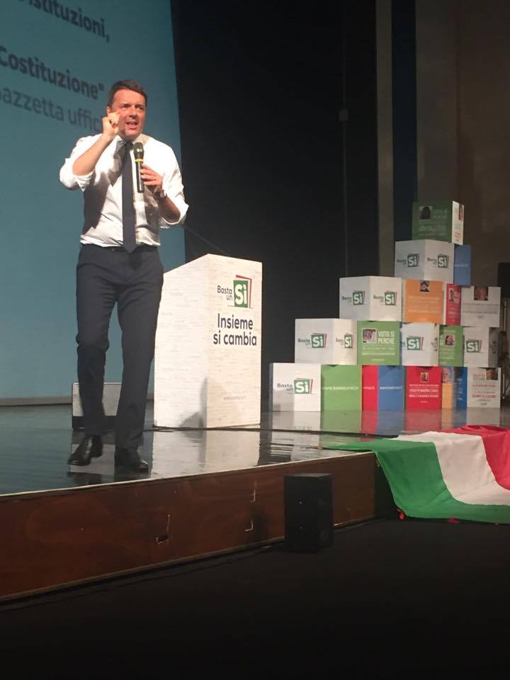 VIDEO - Renzi ad Avellino contro la Raggi e i frigoriferi in strada