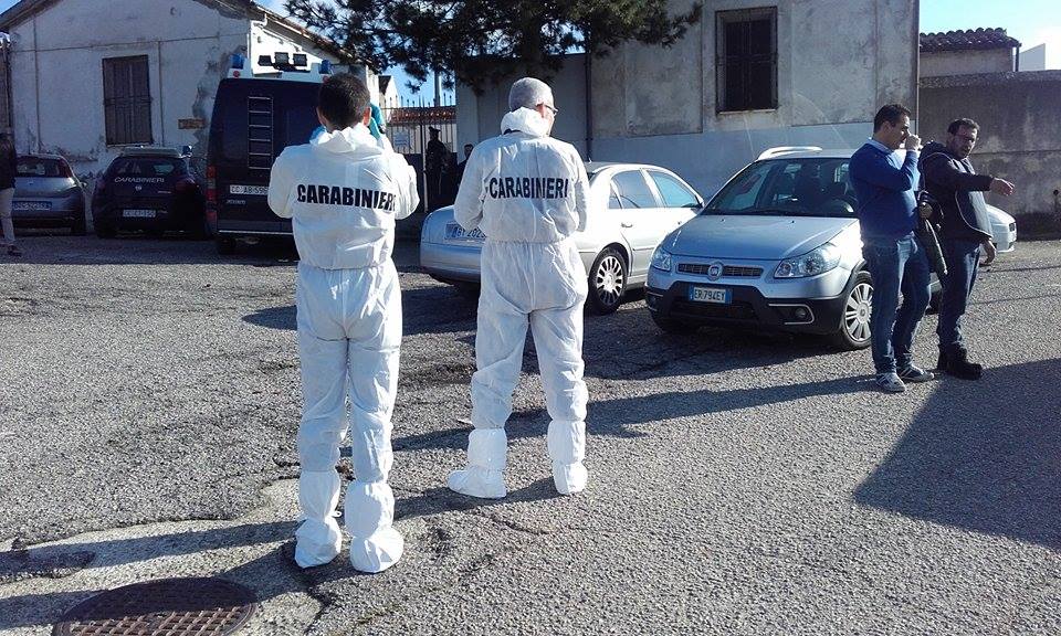 I carabinieri sul luogo dell'omicidio (foto F. Mollo)