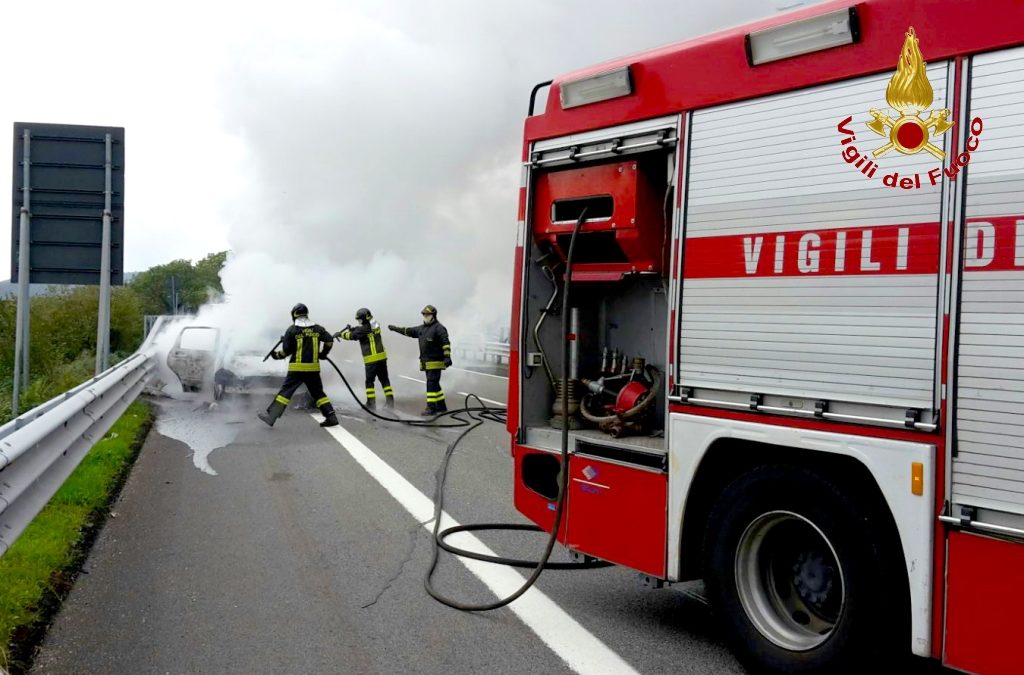 A fuoco due auto sulla Napoli Canosa: donna si sente male