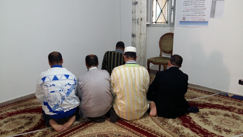 Un gruppo di musulmani in preghiera nella moschea di Catanzaro