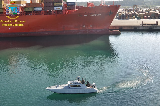 Quasi 400 chili di cocaina gettati in mare dalla naveper il recupero fuori dal porto di Gioia Tauro: 9 arresti