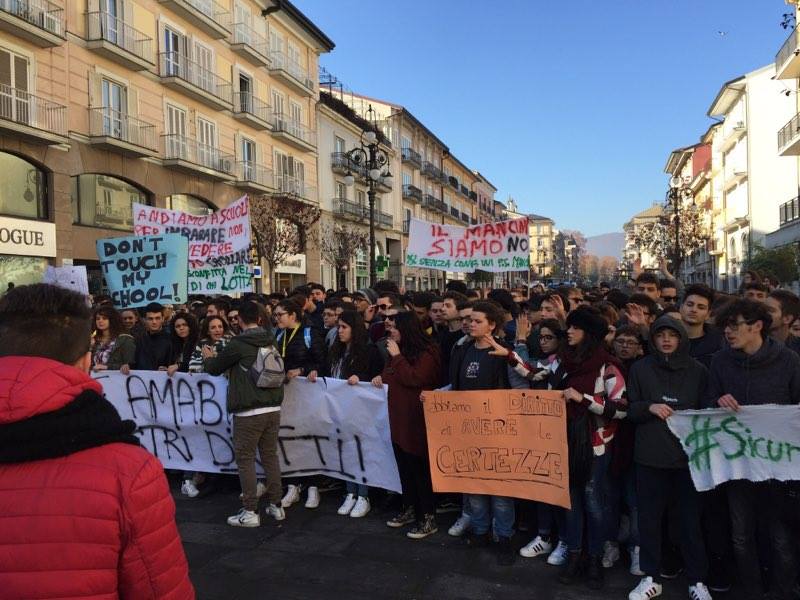 VIDEO- Avellino, caos scuole: gli alunni protestano verso la Provincia