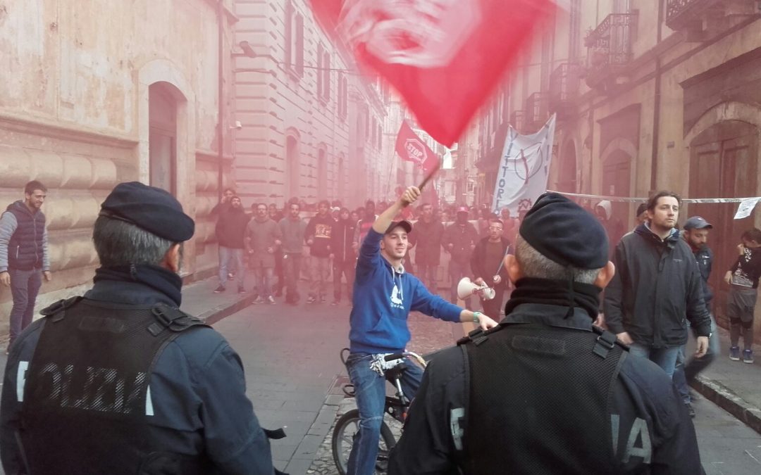 La protesta per l'arrivo del minstro Boschi a Cosenza