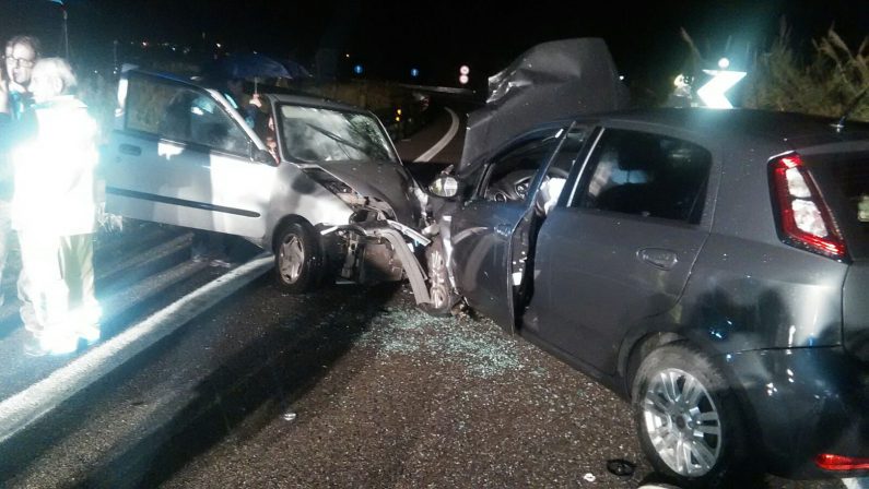 Incidente stradale sulla 106 nel CatanzareseDue auto si scontrano frontalmente, due i feriti