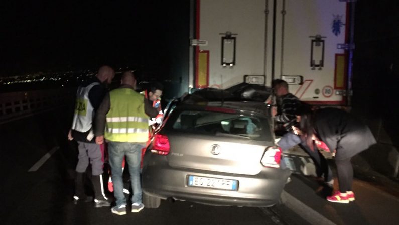 FOTO - Scontro mortale in AutostradaLe immagini dell'incidente nel Vibonese
