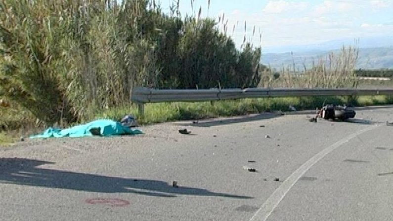 Tragedia nel Cosentino, motociclista perde il controllocade e viene travolto da un fuoristrada: aveva 26 anni