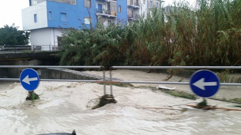 Emergenza maltempo: strade e linee ferroviarie interrotte e scuole chiuse in provincia di Reggio Calabria